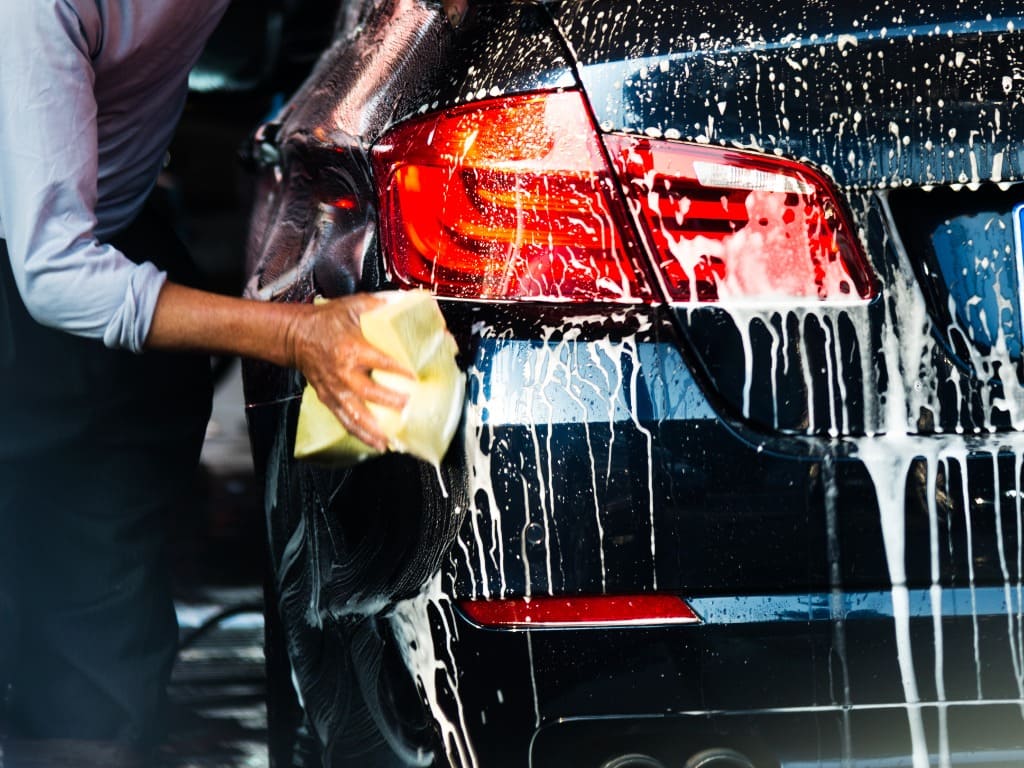 Limpiando coche a mano